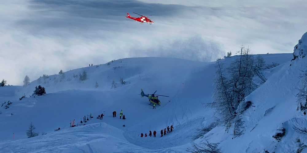 Diverse Rettungskräfte suchten nach Verschütteten