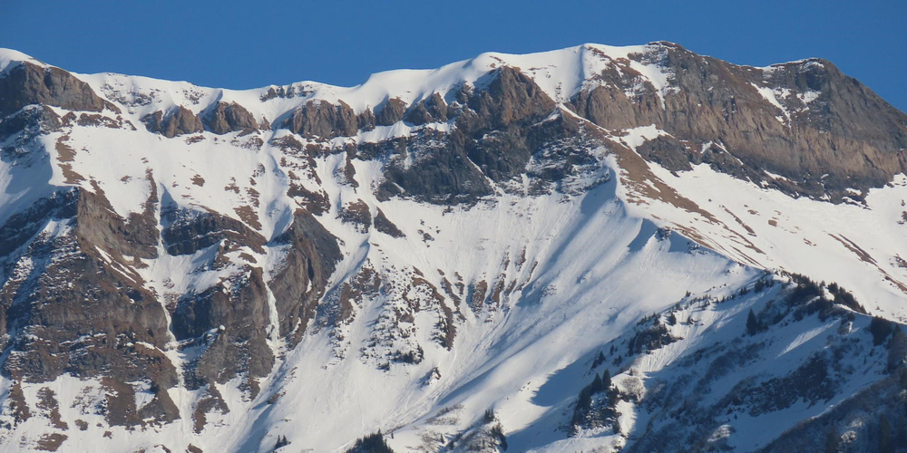 Der Verunfallte wurde mit der Rega in das Universitätsspital Zürich geflogen. (Bild: Kantonspolizei Glarus)