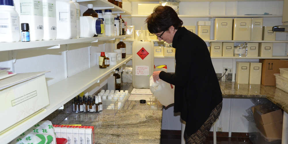 Petra Steinegger bei der Herstellung von Desinfektionsmitteln im Labor der Schwanenapotheke in Schübelbach. (Bild: Nina Gubler)