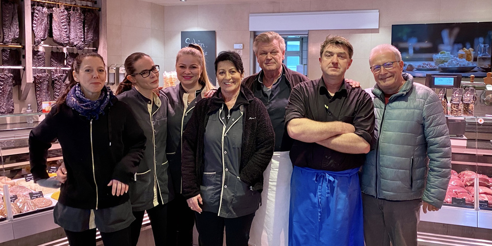 Das Team der Stadthofmetzgerei sagt am 2. März endgültig Adieu (v.l.): Samira, Desi, Tamara und Maya und Hardy Nussbaumer, Bankmetzger Stefan, Chauffeur Walle