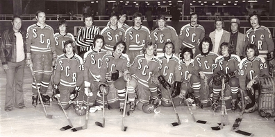 Stehend (v.l.) Fredi Fergg (Präsident), Walter Birchmeier, Emil Schnider, Heinz Gsell (Assistenzcoach), Alfons Kammer, Gino Leuenberger, Hanspeter Müller, Urban Kohler, Werner Birchmeier, Yves Kurfürst (Betreuer), Roberto Baitieri, Erwin Kessler. Kniend (v.l.) Markus Schmalz, Mario Hürlimann, Erich Marty, Fritz Bhend, Ruedi Egli, Fritz Aeschbacher, Max Egli, Ueli Fergg, Hugo Stössel.