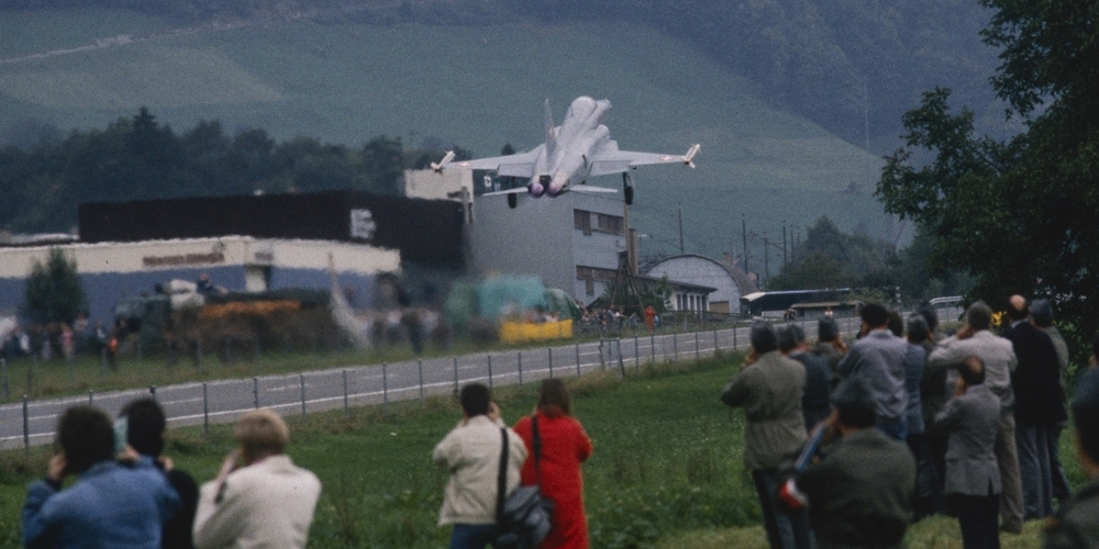 Ernstfall auf der Autobahn? Ein Tiger der Schweizer Armee machte das in den 1990-Jahren schon mal vor. 