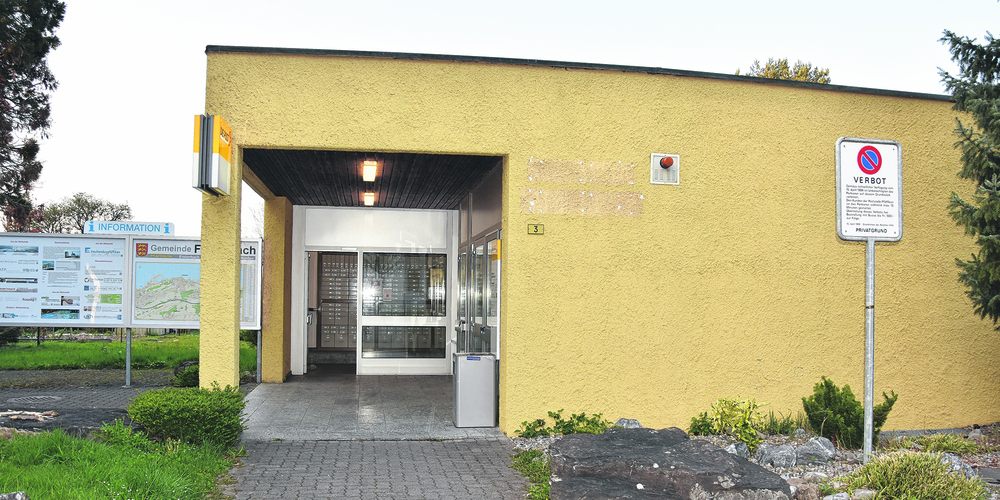 Kunden müssen flexibel bleiben: Die Öffnungszeiten der Post werden kommuniziert, doch manche Leute sehen dies erst, wenn sie vor verschlossener Türe stehen. (Bild: Stefan Grüter)