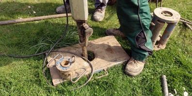 Einem Handwerker unterlief im Frühjahr 2023 ein folgenschwerer Fehler: Bei einer Bohrung traf er eine Regenwasserableitung.