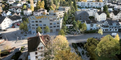 Diese Visualisierung zeigt die projektierte Überbauung Lindenpark beim Uzwiler Lindenkreisel. Gut erkennbar auch der Hueberbach nach der geplanten Offenlegung.