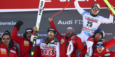 Urs Kryenbühl feierte in Bormio mit Trainern und Beat Feuz (3.) als Zweiter den ersten Podestplatz seiner Karriere. (Bild: Keystone)