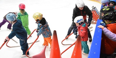 Urs Frischknecht hilft den Kindergärtlern auf das Eis.
