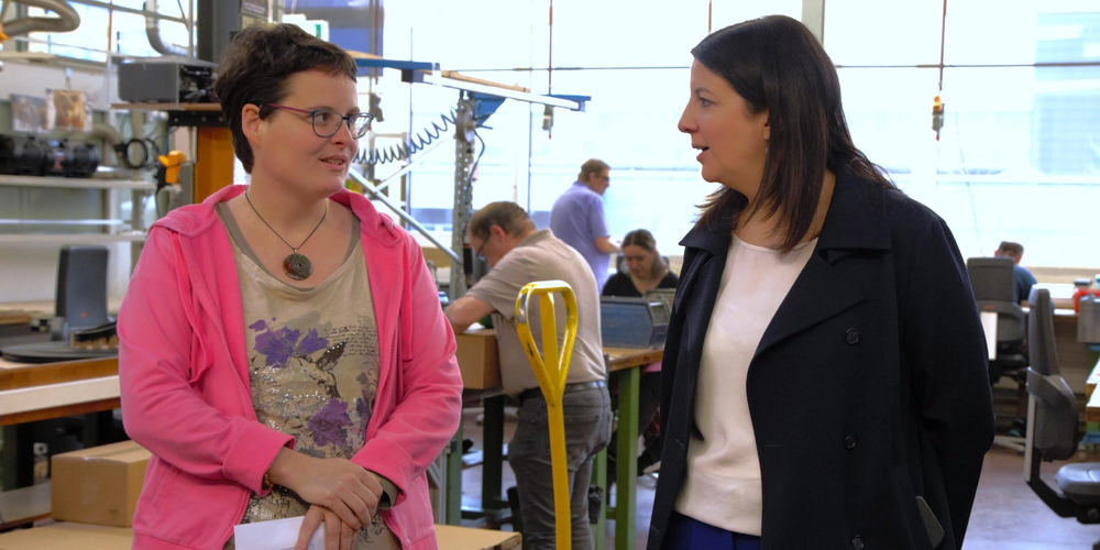 Regierungsrätin Laura Bucher (r.) besucht die Linthregion und erhält Einblick in zwei Stiftungen.
