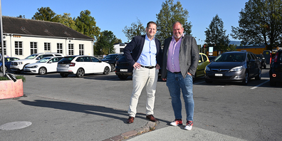 Die Parkierungslösung ist noch nicht gefunden: Gemeindepräsident Emil Woodtli (rechts) und Matthias Stähli von der IG proLachen (vorher: IG Kein Parkhaus am See) auf einer Aufnahme vor der Urnenabstimmung im vergangenen Oktober.