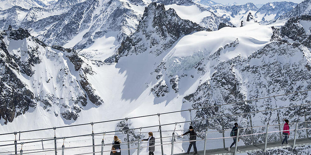 Touristen auf dem Cliff Walk des Titlis. (Archivaufnahme)