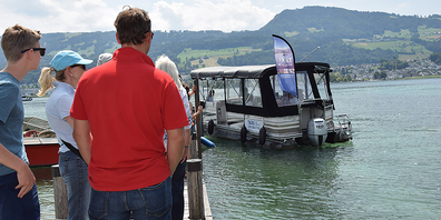 Ein Bild vergangener Tage: Das Taxiboot legt bei der Insel Ufnau an.