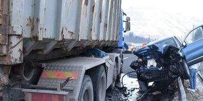 Trotz des heftigen Zusammenpralls und den Schäden am Auto wurde der 78-jährige Fahrer nur leicht verletzt.