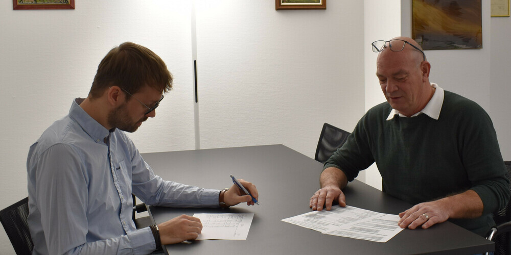 Der Steuersekretär André Thalmann und der Gemeindepräsident Rolf Huber  besprechen das positive Ergebnis.  