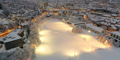 Die Stadt bietet Langlauf-Schnupperkurse auf der City Loipe an.