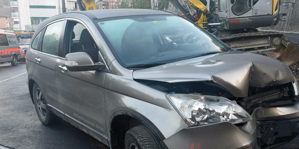 Das dritte gestohlene Auto kollidierte auf der Flucht auf einer Nebenstrasse mit einem Baustellenfahrzeug.