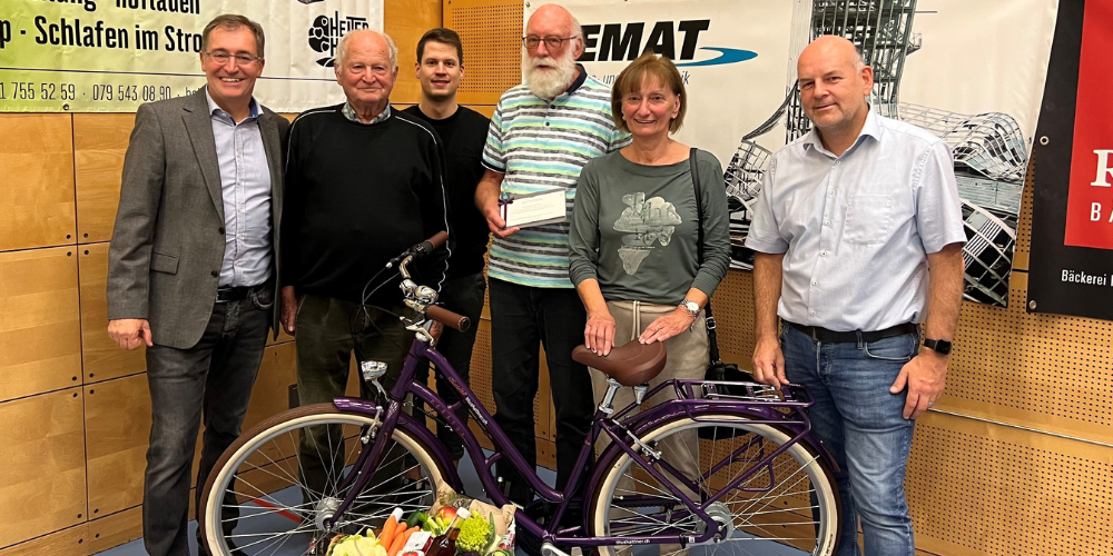 v.l. Nationalrat Roland Rino Büchel, Eugen Kobelt, Sandro Hess (SVP Oberriet), Niklaus Mattle, Siegerin Ursula Aschwanden, Gemeinderat Jürg Bruhin.
