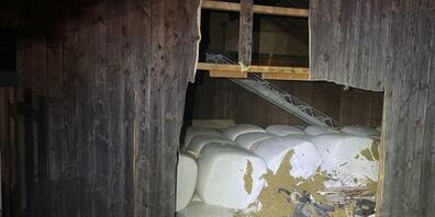 Die Wand der Scheune wurde bei dem Unfall stark beschädigt.