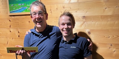 Der Geehrte Fredli Rotach (links)  mit Präsident Ramon Looser