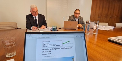 Stadtpräsident Wolfgang Giella (rechts) und Finanzchef Heinz Loretini erläuterten an der Medienkonferenz vom 6. November 2023 die Finanzlage der Stadt Gossau.