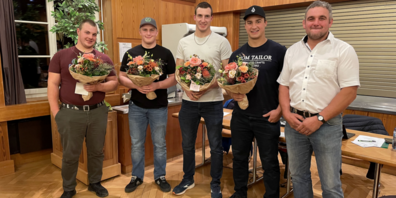 Lars Rotach, Patrick Kurmann, Damian Ott, Werner Schlegel wurden von Urban Götte geehrt (v.l.n.r.).