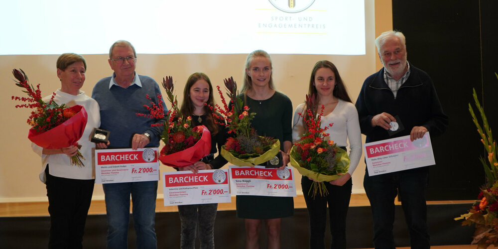 Die Preisträgerinnen und Preisträger der "Wetziker Flamme" 2023 (v.l.n.r.): Elsbeth und Martin Probst, Katharina Plüss, Sina Bäggli, Valentina Plüss und Hans Jürg Schwyter. Auf dem Bild fehlt Fabienne Schlumpf.