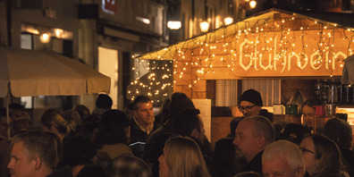 Mit einheimischen Weinen und leckeren Gewürzen zauberte die Glühwein-Crew eine fabelhafte Stimmung unter den Gästen und arbeitete in hohem Tempo.