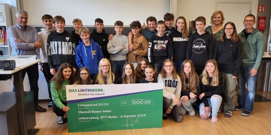 Linthingenieur Markus Jud (1.v.l.) übergibt den Check an die Schülerinnen und Schüler sowie an die Lehrpersonen der Oberstufe Weesen-Amden.