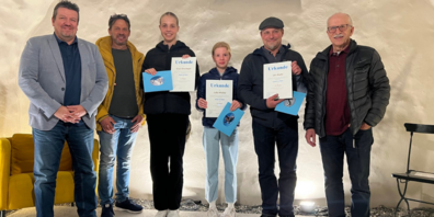 Die Gewinner mit den Organisatoren: v. l. Carsten Zeiske, Diepoldsau, Präsident Verein „100 Jahre Diepoldsauer Rheindurchstich“; Oscar Hartmann, Lustenau, Ressort „Sport-Spiel-Spaß“; Clara Giesinger, Altach, 2. Platz; Julia Widler, Widnau, 3. Platz; Urs Bürki, Kriessern, 1. Platz; Markus Frei, Widnau, Ressort „Sport-Spiel-Spaß“