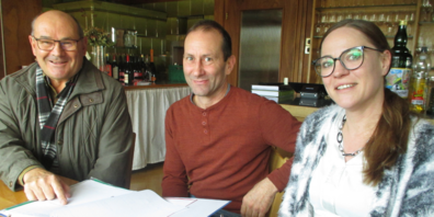 Gemeindepräsident Gino Pauletti (links) freut sich über das Engagement und die Zuversicht des seit 100 Tage wirkenden «Krone»-Pächterpaars Sandra Städler und Christoph Zeller.