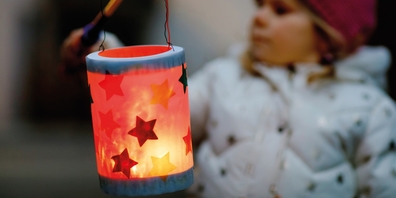 Der jährliche Lichterumzug führt von Busskirch zum Kirchgemeindehaus Jona, wo die Kinder eine Überraschung erwartet. (Themenbild)