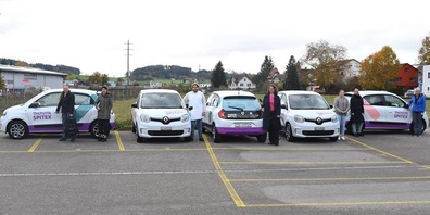 Esther Indermaur, Leiterin ambulante Dienste bei Thurvita, und Mitarbeitende der Thurvita Spitex nehmen die neuen E-Autos in Empfang.