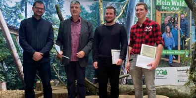 Bei der Übergabe der Urkunde: (von links) Christoph Lehner (Lignum-Vorstandsmitglied), Sepp Fust (Lignum-Geschäftsführer), Tino  Waldburger und Justin Löhrer. 