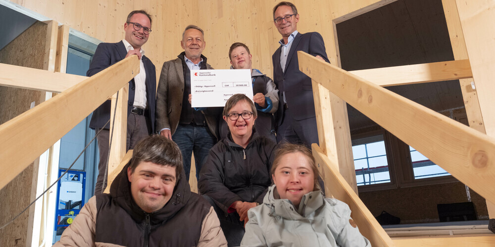 Scheckübergabe im Neubau mit Cornel Fässler, Céline Salzgeber, Priska Streule und Matthias Ulmann (mit Scheck), Lukas Enzler und Heinz Brander (von der «Stääg» Appenzell) sowie Ueli Manser (APPKB-Direktor)