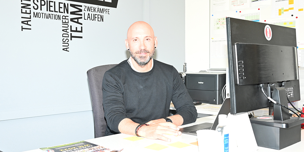 Jakob Turgut in der Geschäftsstelle in Jona.