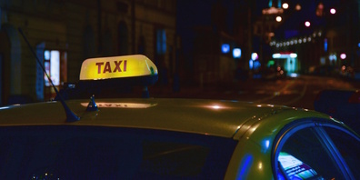 Auf einer Taxifahrt stach ein unbekannter Fahrgast einen Taxifahrer nieder und floh mit dem Taxi in Richtung Ruggell FL. (Symbolbild)