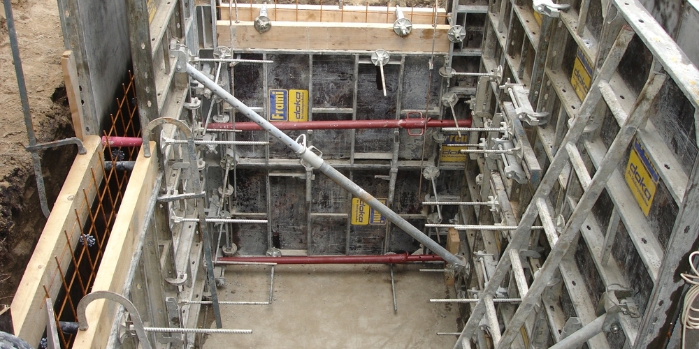 Bei Schalungsarbeiten auf einer Baustelle glitt ein Arbeiter auf einer Leiter aus und fiel drei Meter tief. (Symbolbild)