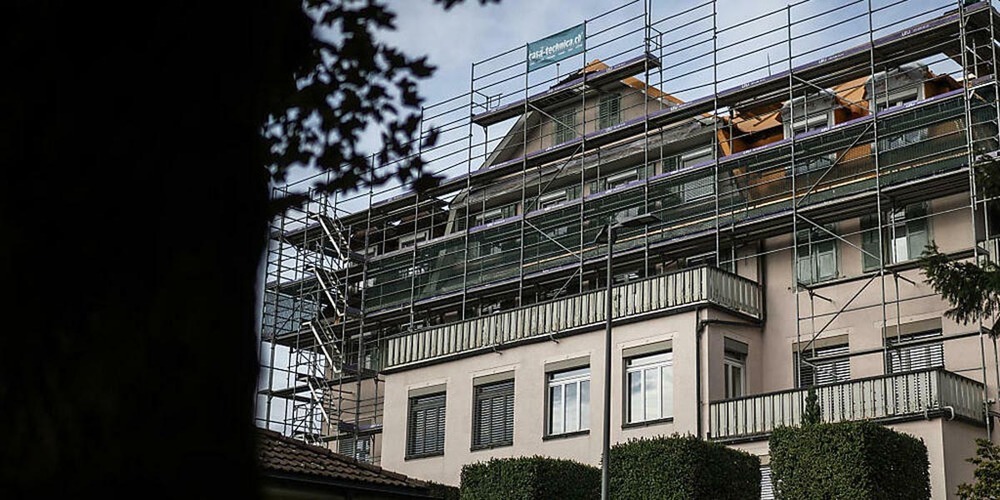 Blick auf die «Christliche Schule Linth», bis 2019 von der Mission Kwasizabantu unter dem Namen «Domino Servite» betrieben, ab 1997 mit Bewilligung des Kantons. 