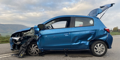 Das Resultat nach einem Sekundenschlaf: Totalschaden und eine verletzte Person.