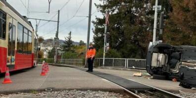 Durch den Zusammenstoss mit der Forchbahn wurde das Auto einer 33-Jährigen auf die Seite gedreht. Die Lenkerin wurde bei dem Unfall leicht verletzt.