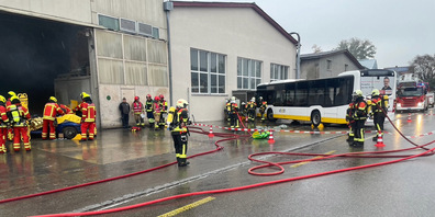 Am Samstag den 4. November wurden die Feuerwehren HOT und Wilchingen zu einem Verkehrsunfall zwischen einem Elektro-Fahrzeug und einem Linienbus  in Wilchingen aufgeboten.