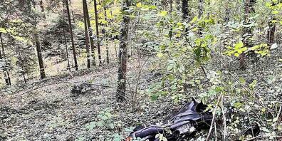 Der 16-jährige Lenker war mit seinem Motorrad in einem Waldstück verunfallt.