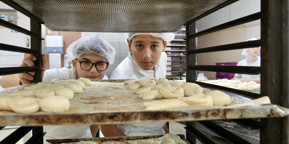 Spass und Handwerk am Nationalen Zukunftstag in der Bäckerei Wick an der alten Jonastrasse in Rapperswil