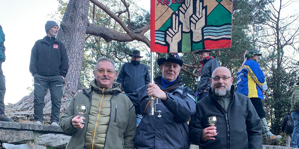 Die Märchler Gewinner des Sektionsbechers: Josef Mächler (l.)w, Anton Pfyl (Standartenträger) und Patrick Spagnuolo.