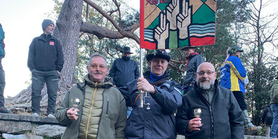 Die Märchler Gewinner des Sektionsbechers: Josef Mächler (l.)w, Anton Pfyl (Standartenträger) und Patrick Spagnuolo.