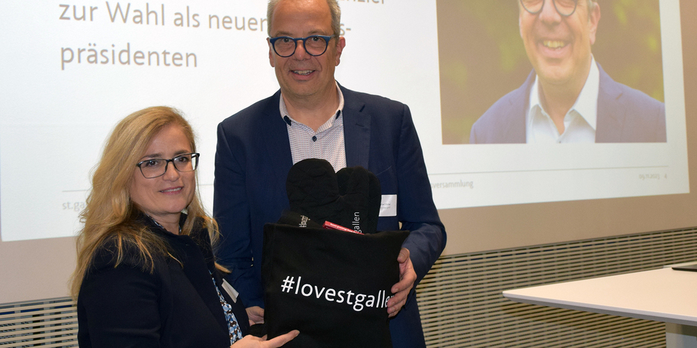 Vizepräsidentin Maria Pappa und Rafael Enzler nach der Wahl