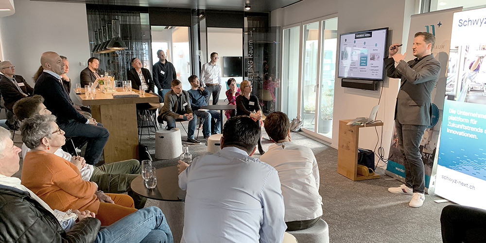 CEO Kevin Rubner stellt an der Veranstaltung Impulsraum die Firma fair bridge AG vor, eine junge Immobilienfirma mit Sitz in Schindellegi, die mit dem Mietkauf-Modell Wohneigentum ermöglichen will. 