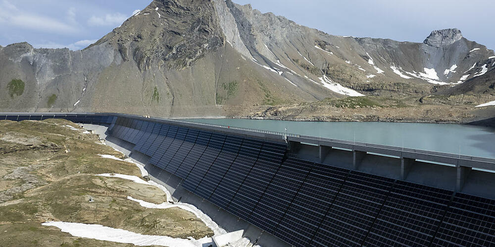 Die erste grosse alpine Solaranlage der Axpo wurde 2021 und 2022 auf der Muttsee Staumauer im Kanton Glarus erstellt. Die nun im Bündner Oberland geplanten Solarkraftwerke sind um ein Vielfaches grösser. (Archivbild)