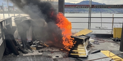 Mehrere Rollen Dachpappe und Isolationsmatten fingen plötzlich Feuer, obwohl niemand auf der Dachterrasse war.