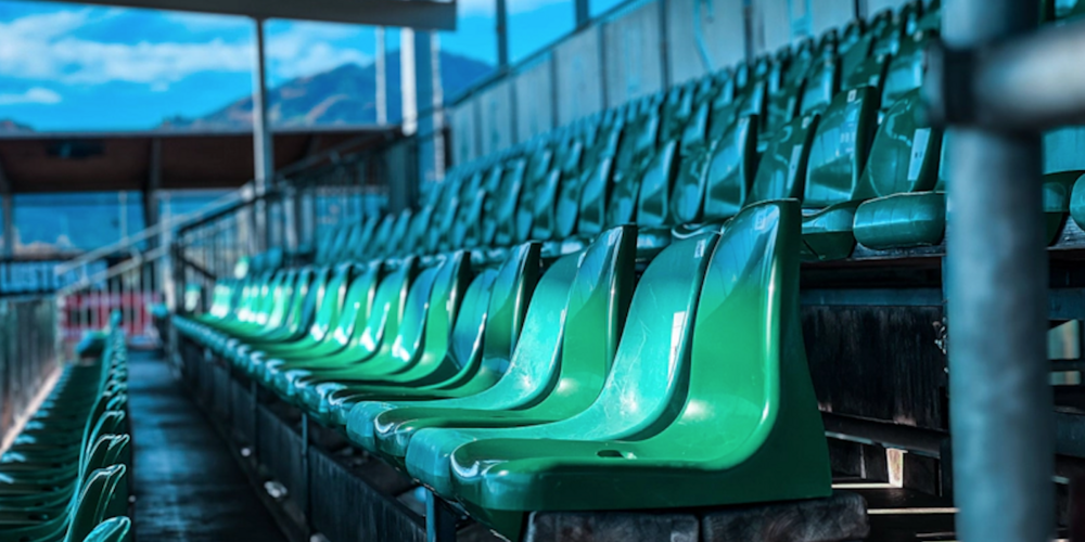 Die Sitzschalen der alten Tribüne werden gleich nach dem heutigen Match abmontiert und können von den Fans mitgenommen werden