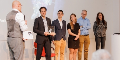 Pascual Brunner (2.v.l.), CEO MovementSciences AG, und sein Team erhalten den Preis für das beste Produkt (Pegasus Spine) von Hans Ebinger (1.v.l.), CEO Switzerland Innovation Park Ost.